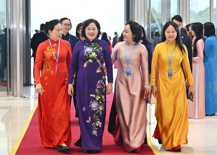 Ủy viên Trung ương Đảng, Phó Chủ tịch Quốc hội Phó Chủ tịch Quốc hội Nguyễn Thị Hồng tới dự Đại hội.