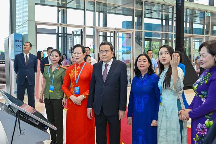 Chủ tịch Quốc hội Trần Thanh Mẫn cùng các đại biểu tham quan trưng bày bên lề Đại hội.