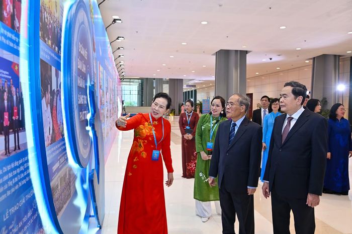 Chủ tịch Quốc hội Trần Thanh Mẫn cùng các đại biểu tham quan trưng bày bên lề Đại hội.