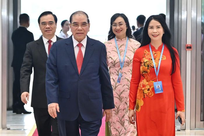 Nguyên Tổng Bí thư Nông Đức Mạnh tới dự Đại hội.