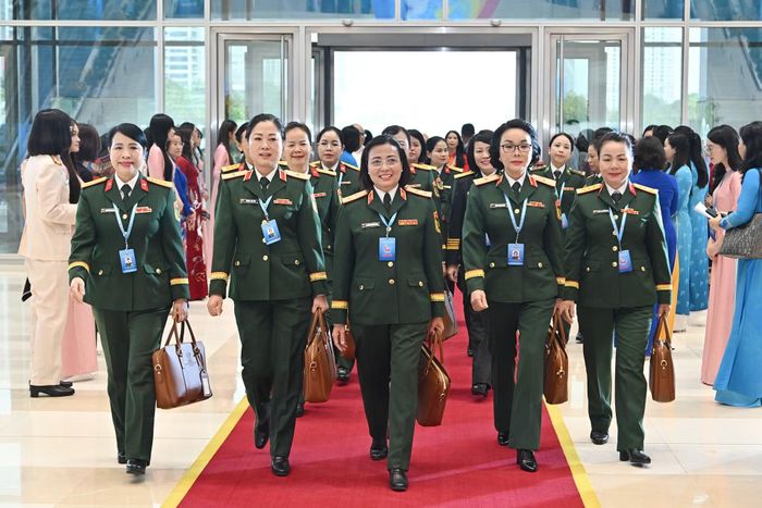 Đoàn đại biểu Phụ nữ Quân đội tới dự Đại hội.