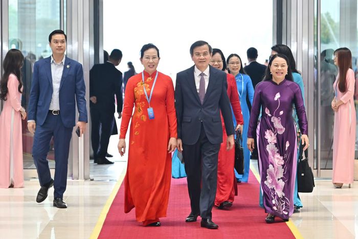 Ủy viên Bộ Chính trị, Giám đốc Học viện Chính trị quốc gia Hồ Chí Minh Đoàn Minh Huấn và Ủy viên Trung ương Đảng, Phó Chánh Văn phòng Thường trực Văn phòng Trung ương Đảng Nguyễn Thị Thu Hà tới dự Đại hội.