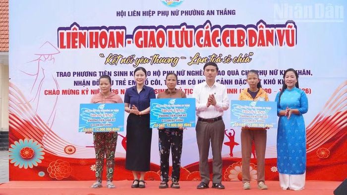 Phụ nữ phường An Thắng (thành phố Đà Nẵng) tặng sinh kế cho phụ nữ khó khăn.