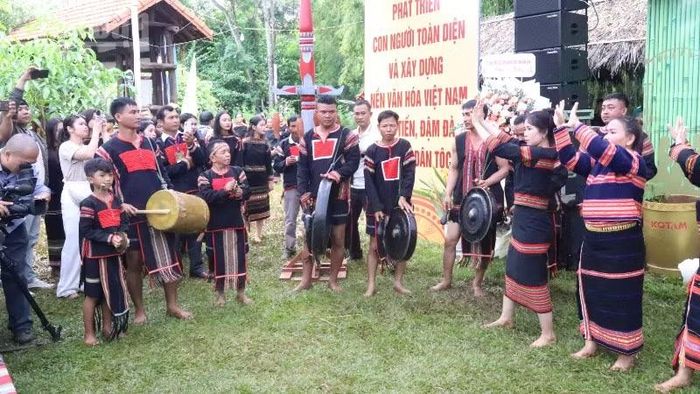 Cùng với phát triển kinh tế nhanh, tỉnh Đắk Lắk sẽ chú trọng xây dựng nền văn hóa truyền thống đậm đà bản sắc dân tộc.