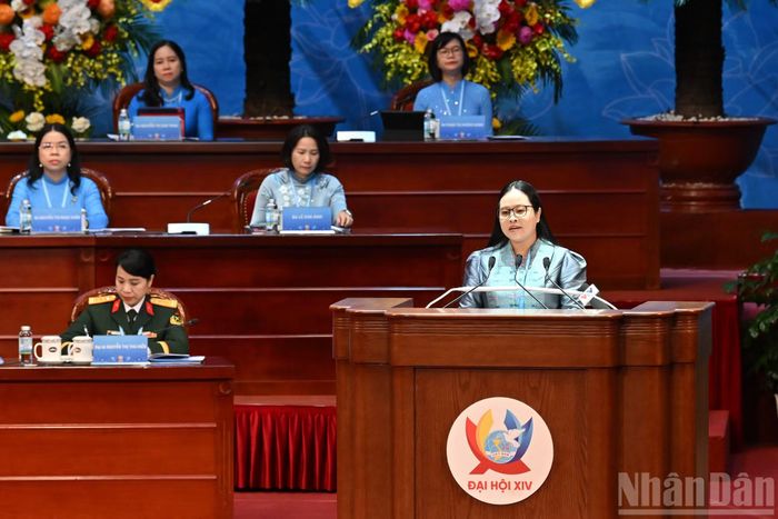 Nữ doanh nhân dân tộc Khmer Thạch Thị Chal Thi, Tổng Giám đốc Công ty TNHH Trà Vinh Farm trình bày tham luận tại Đại hội.