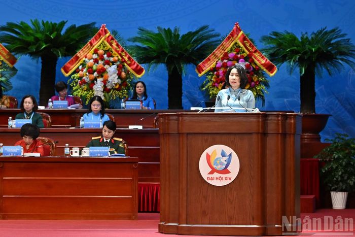 Chủ tịch Hội Liên hiệp Phụ nữ thành phố Hà Nội Lê Kim Anh trình bày tham luận tại Đại hội.