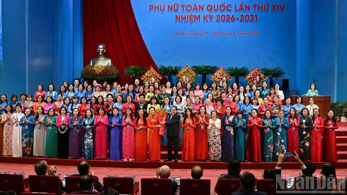 Chủ tịch Quốc hội Trần Thanh Mẫn tặng hoa chúc mừng Ban Chấp hành Trung ương Hội Liên hiệp Phụ nữ Việt Nam khóa XIV.
