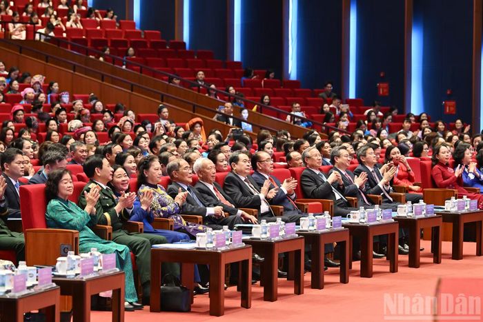 Các đồng chí lãnh đạo, nguyên lãnh đạo Đảng, Nhà nước thực hiện nghi thức chào cờ tại Đại hội.