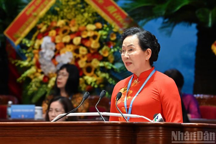 Chủ tịch Hội Liên hiệp Phụ nữ Việt Nam Lê Thị Thủy trình bày diễn văn khai mạc Đại hội.