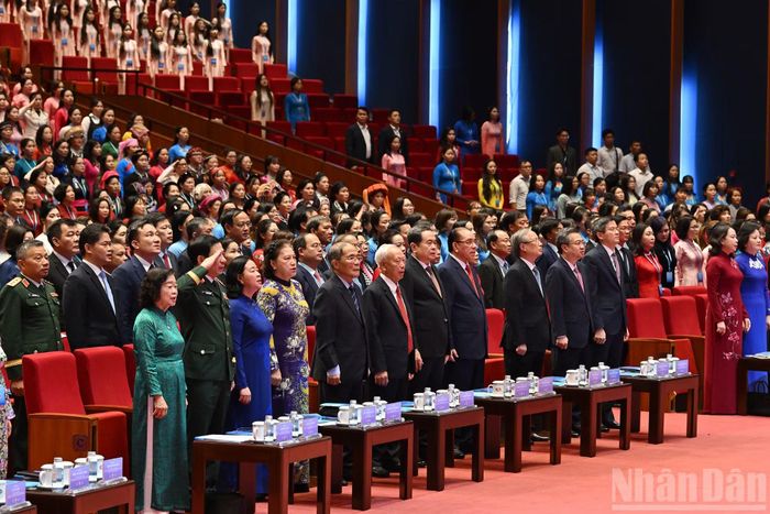 Các đồng chí lãnh đạo, nguyên lãnh đạo Đảng, Nhà nước thực hiện nghi thức chào cờ tại Đại hội.