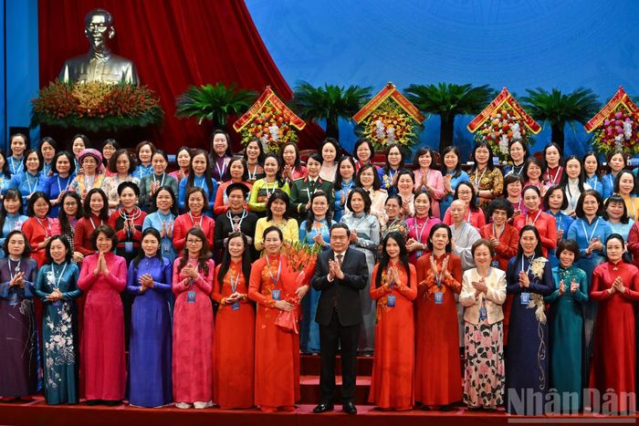 Chủ tịch Quốc hội Trần Thanh Mẫn tặng hoa chúc mừng Ban Chấp hành Trung ương Hội Liên hiệp Phụ nữ Việt Nam khóa XIV.