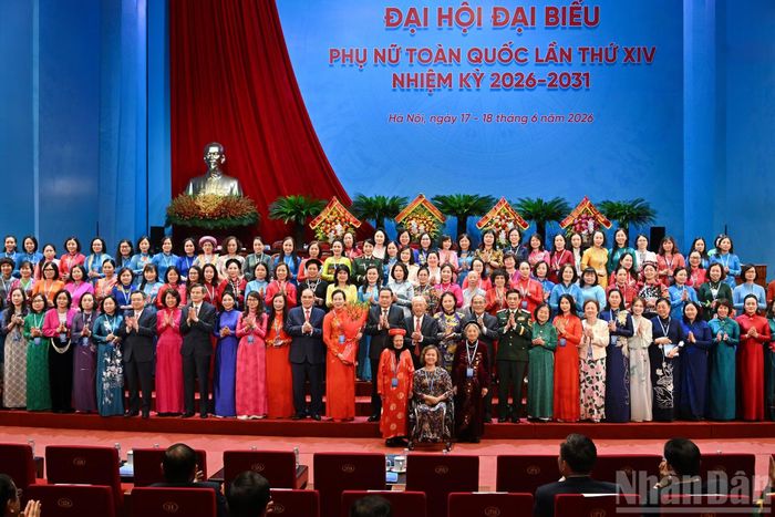 Chủ tịch Quốc hội Trần Thanh Mẫn cùng các đồng chí lãnh đạo, nguyên lãnh đạo Đảng, Nhà nước chúc mừng Ban Chấp hành Trung ương Hội Liên hiệp Phụ nữ Việt Nam khóa XIV.