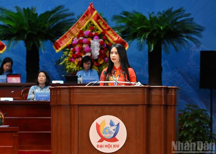 Phó Chủ tịch Thường trực Hội Liên hiệp Phụ nữ Việt Nam Trần Lan Phương trình bày tóm tắt Báo cáo chính trị của Ban chấp hành Trung ương Hội Liên hiệp Phụ nữ Việt Nam khóa XIII tại Đại hội đại biểu Phụ nữ toàn quốc lần thứ XIV, nhiệm kỳ 2026-2031.