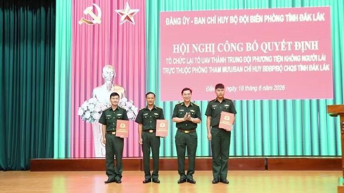 Lãnh đạo Ban Chỉ huy Bộ đội Biên phòng tỉnh Đắk Lắk trao quyết định nhân sự đối với Trung đội phương tiện không người lái.