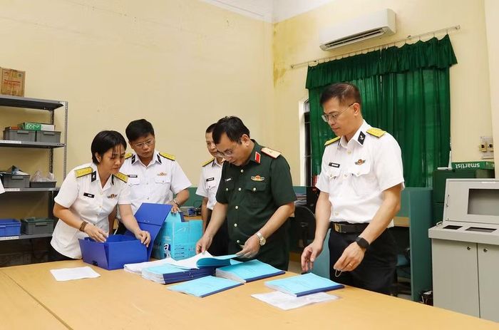 Đoàn công tác kiểm tra văn bản, tài liệu của các danh mục vật tư kỹ thuật.