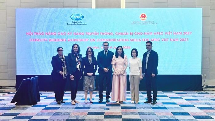Thứ trưởng Ngoại giao Lê Thị Thu Hằng, Trưởng Tiểu ban Tuyên truyền và Văn hóa APEC 2027 chụp ảnh chung với các đại biểu, diễn giả tham gia hội thảo.
