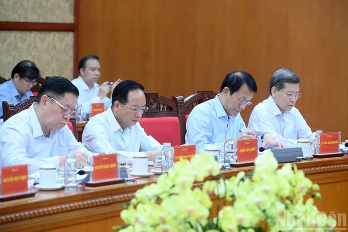 Các đồng chí lãnh đạo tham dự phiên họp.