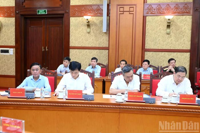 Thường trực Ban Bí thư Trần Cẩm Tú và các đồng chí lãnh đạo tham dự phiên họp.