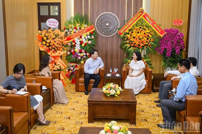 Đồng chí Kiều Thanh Hương, Phó trưởng Ban Quản lý Phóng viên Thường trú Báo Nhân Dân và đồng chí Nguyễn Trần Quang, Phó Giám đốc Sở Du lịch thành phố Hà Nội cùng đoàn công tác tại buổi thăm và chúc mừng Báo.