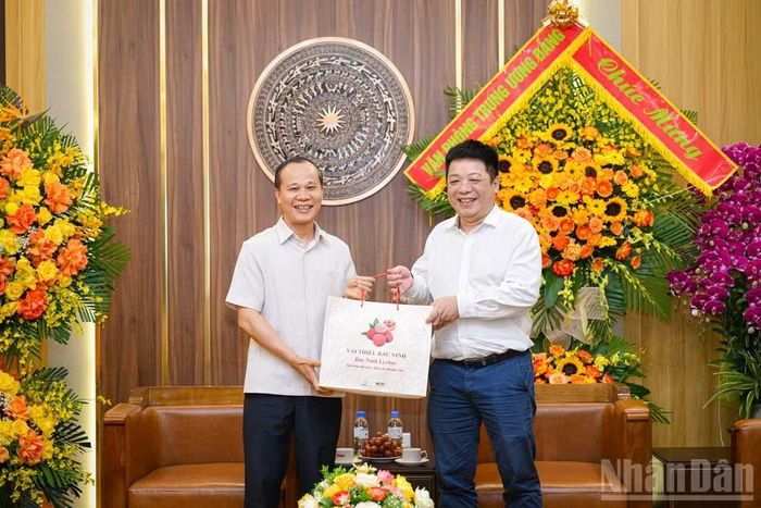Đồng chí Quế Đình Nguyên, Phó Bí thư Đảng ủy, Phó Tổng Biên tập Báo Nhân Dân tiếp đoàn công tác của Ủy ban nhân dân tỉnh Bắc Ninh đồng chí Mai Sơn, Ủy viên Ban Thường vụ Tỉnh ủy, Phó Chủ tịch Thường trực Ủy ban nhân dân tỉnh Bắc Ninh làm Trưởng đoàn.