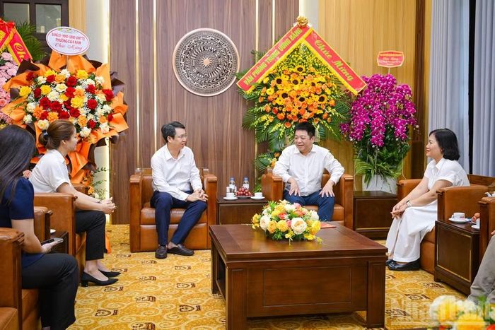 Đồng chí Quế Đình Nguyên, Phó Bí thư Đảng ủy, Phó Tổng Biên tập Báo Nhân Dân tiếp đồng chí Nguyễn Hoàng Trường, Đại biểu Quốc hội khóa XVI, Bí thư Đảng ủy, Chủ tịch Hội đồng nhân dân phường Cửa Nam (thành phố Hà Nội) cùng đoàn công tác tới thăm và chúc mừng Báo.