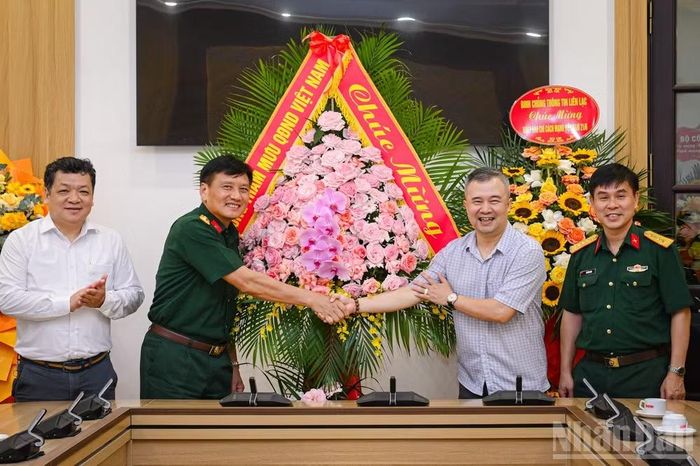 Đồng chí Đinh Song Linh, Ủy viên Ban Thường vụ Đảng ủy, Trưởng Ban Khoa học-Môi trường, Báo Nhân Dân tiếp Đại tá Phạm Văn Hùng, Phó Chủ nhiệm Chính trị, Bộ Tổng tham mưu Quân đội nhân dân Việt Nam cùng đoàn công tác tới thăm và chúc mừng Báo.