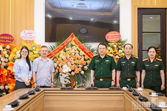 Đồng chí Đinh Song Linh, Ủy viên Ban Thường vụ Đảng ủy, Trưởng Ban Khoa học-Môi trường, Báo Nhân Dân tiếp Đại tá Nguyễn Tuấn Anh, Phó Chủ nhiệm Chính trị (Tổng cục Hậu cần-Kỹ thuật) cùng đoàn công tác tới thăm và chúc mừng Báo.