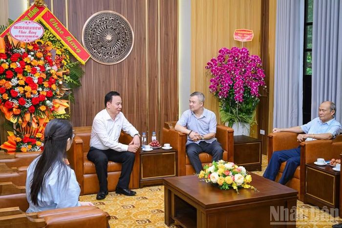 Đồng chí Đinh Song Linh, Ủy viên Ban Thường vụ Đảng ủy, Trưởng Ban Khoa học-Môi trường, Báo Nhân Dân tiếp đồng chí Nguyễn Lam, Phó Chủ tịch Hội Người cao tuổi Việt Nam và đoàn công tác tới thăm, chúc mừng Báo.