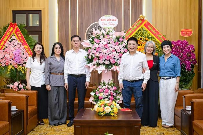 Đồng chí Quế Đình Nguyên, Phó Bí thư Đảng ủy, Phó Tổng Biên tập Báo Nhân Dân tiếp đoàn công tác của Bảo hiểm xã hội Việt Nam do đồng chí Đào Việt Ánh, Phó Giám đốc Bảo hiểm xã hội Việt Nam làm Trưởng đoàn.