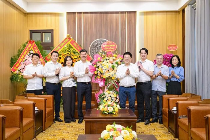 Đồng chí Quế Đình Nguyên, Phó Bí thư Đảng ủy, Phó Tổng Biên tập Báo Nhân Dân tiếp đoàn công tác của Thanh tra Chính phủ do đồng chí Nguyễn Văn Cường, Phó Tổng Thanh tra Chính phủ làm Trưởng đoàn tới thăm và chúc mừng Báo Nhân Dân.