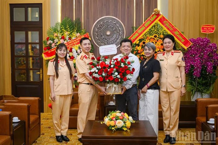 Đồng chí Phan Bằng Sơn, Phó Chánh văn phòng Báo Nhân Dân và Đại tá Phạm Việt Công, Phó Cục trưởng Cục Cảnh sát giao thông (Bộ Công an) cùng đoàn công tác chụp ảnh tại buổi thăm và chúc mừng Báo.