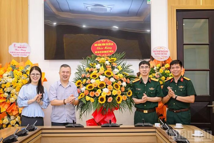 Đồng chí Đinh Song Linh, Ủy viên Ban Thường vụ Đảng ủy, Trưởng Ban Khoa học-Môi trường, Báo Nhân Dân tiếp Thượng tá Trần Quốc Thái, Phó Trưởng phòng Tuyên huấn, Binh chủng Thông tin liên lạc - Bộ Quốc phòng và đoàn công tác tới thăm, chúc mừng Báo.