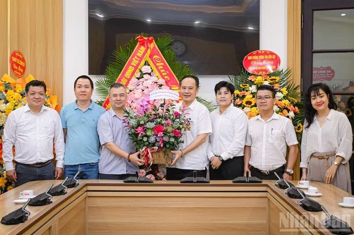 Đồng chí Đinh Song Linh, Ủy viên Ban Thường vụ Đảng ủy, Trưởng Ban Khoa học-Môi trường, Báo Nhân Dân và đồng chí Nguyễn Hoàng Phúc, Phó Chủ tịch kiêm Tổng thư ký Hội Vận động hiến mô, tạng bộ phận cơ thể người Việt Nam, Phó Giám đốc Trung tâm điều phối ghép tạng quốc gia cùng đoàn công tác tới thăm và chúc mừng Báo.
