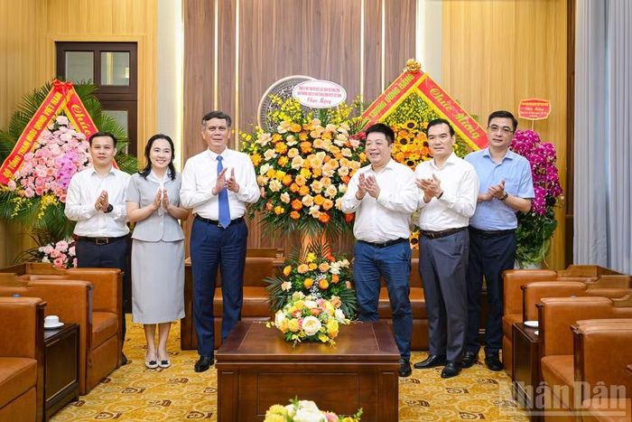 Đồng chí Quế Đình Nguyên, Phó Bí thư Đảng ủy, Phó Tổng Biên tập Báo Nhân Dân tiếp đoàn Ủy ban Trung ương Mặt trận Tổ quốc Việt Nam do đồng chí Trần Thắng, Phó Chủ tịch Ủy ban Trung ương Mặt trận Tổ quốc Việt Nam làm Trưởng đoàn.