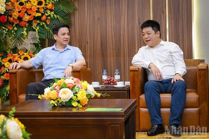 Đồng chí Quế Đình Nguyên, Phó Bí thư Đảng ủy, Phó Tổng Biên tập Báo Nhân Dân tiếp đoàn Trung ương Hội Nông dân Việt Nam do đồng chí Phạm Tiến Nam, Phó Chủ tịch Hội Nông dân Việt Nam làm Trưởng đoàn.