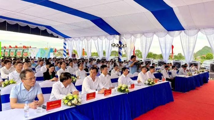 Các đại biểu tham dự lễ khởi công.