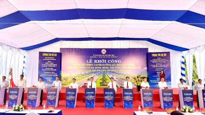 Các đại biểu bấm nút khởi công dự án.
