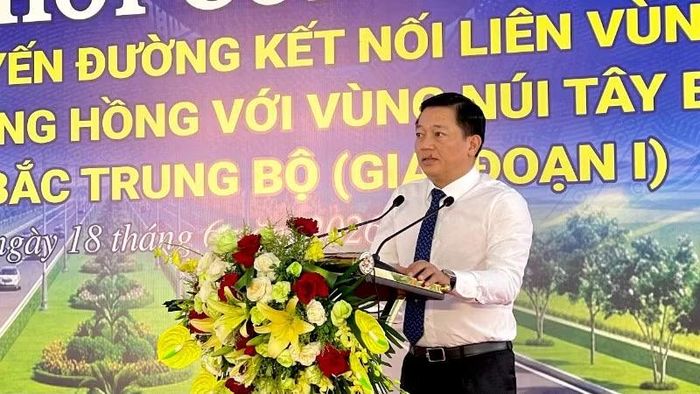 Đồng chí Nguyễn Cao Sơn, Phó Chủ tịch Ủy ban nhân dân tỉnh Ninh Bình phát biểu tại buổi lễ.