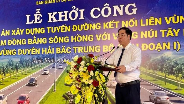 Đồng chí Nguyễn Đình Đức, Giám đốc Ban Quản lý Dự án đầu tư xây dựng số 1 tỉnh Ninh Bình phát biểu tại buổi lễ.