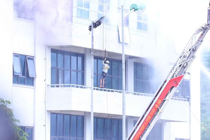 Tình huống lực lượng phòng cháy chữa cháy, cứu hộ cứu nạn và trực thăng sơ tán người mắc kẹt tại Tòa Tháp đôi.