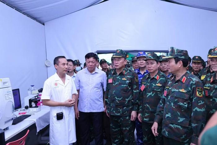 Đại tướng Nguyễn Tân Cương và các đại biểu đã tham quan khu triển khai bệnh viện dã chiến, hệ thống trang thiết bị cứu hộ, cứu nạn và năng lực bảo đảm y tế khẩn cấp của Bệnh viện Trung ương Quân đội 108.