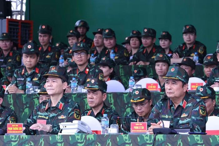 Các đại biểu theo dõi diễn tập.