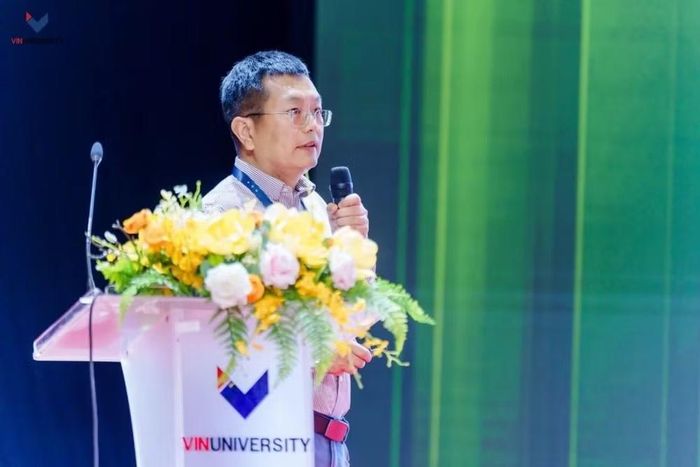 Giáo sư Xiaodong Xu trình bày báo cáo tổng quan về những khám phá mới về hiệu ứng Hall dị thường lượng tử, có tiềm năng ứng dụng trong công nghệ điện tử thế hệ mới.