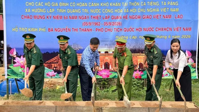 Các đại biểu thực hiện nghi thức khởi công xây dựng nhà tại xã Hướng Lập.