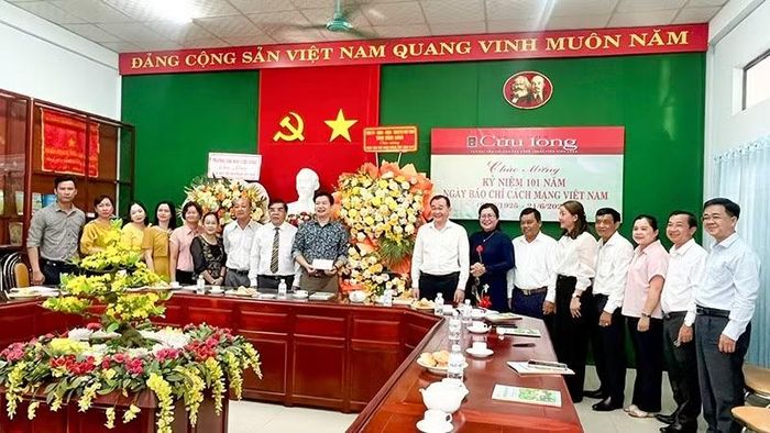 Lãnh đạo tỉnh thăm và chúc mừng tại Hội Văn học nghệ thuật tỉnh Vĩnh Long.