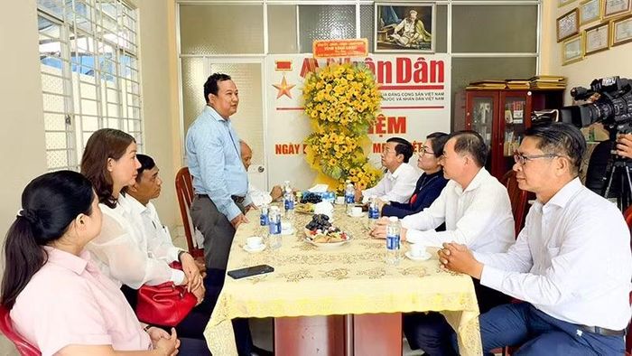 Lãnh đạo Văn phòng thường trú Báo Nhân Dân tại Vĩnh Long cảm ơn lãnh đạo tỉnh Vĩnh Long.