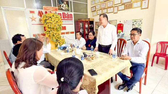 Lãnh đạo tỉnh Vĩnh Long thăm hỏi và chúc mừng Văn phòng thường trú Báo Nhân Dân tại Vĩnh Long.