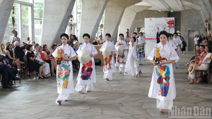Chương trình văn hóa “Đạo học” kỷ niệm 950 năm thành lập Quốc Tử Giám (cơ sở giáo dục đại học quốc gia đầu tiên của Việt Nam) diễn ra tại Trụ sở UNESCO ở Paris (Cộng hòa Pháp).