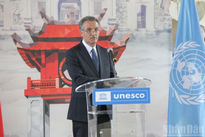 Trợ lý Tổng Giám đốc UNESCO về Văn hóa Nayef Al-Fayez đánh giá cao giá trị của Văn Miếu-Quốc Tử Giám như một biểu tượng của truyền thống đề cao tri thức và giáo dục của Việt Nam.