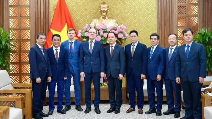 Bộ trưởng Hoàng Thanh Tùng chụp ảnh lưu niệm cùng Đại sứ Bezdetko Gennady Stepanovich.